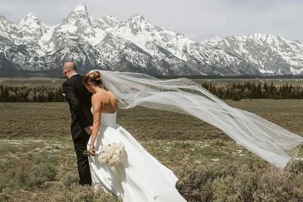 maried-couple-next-to-the-teton